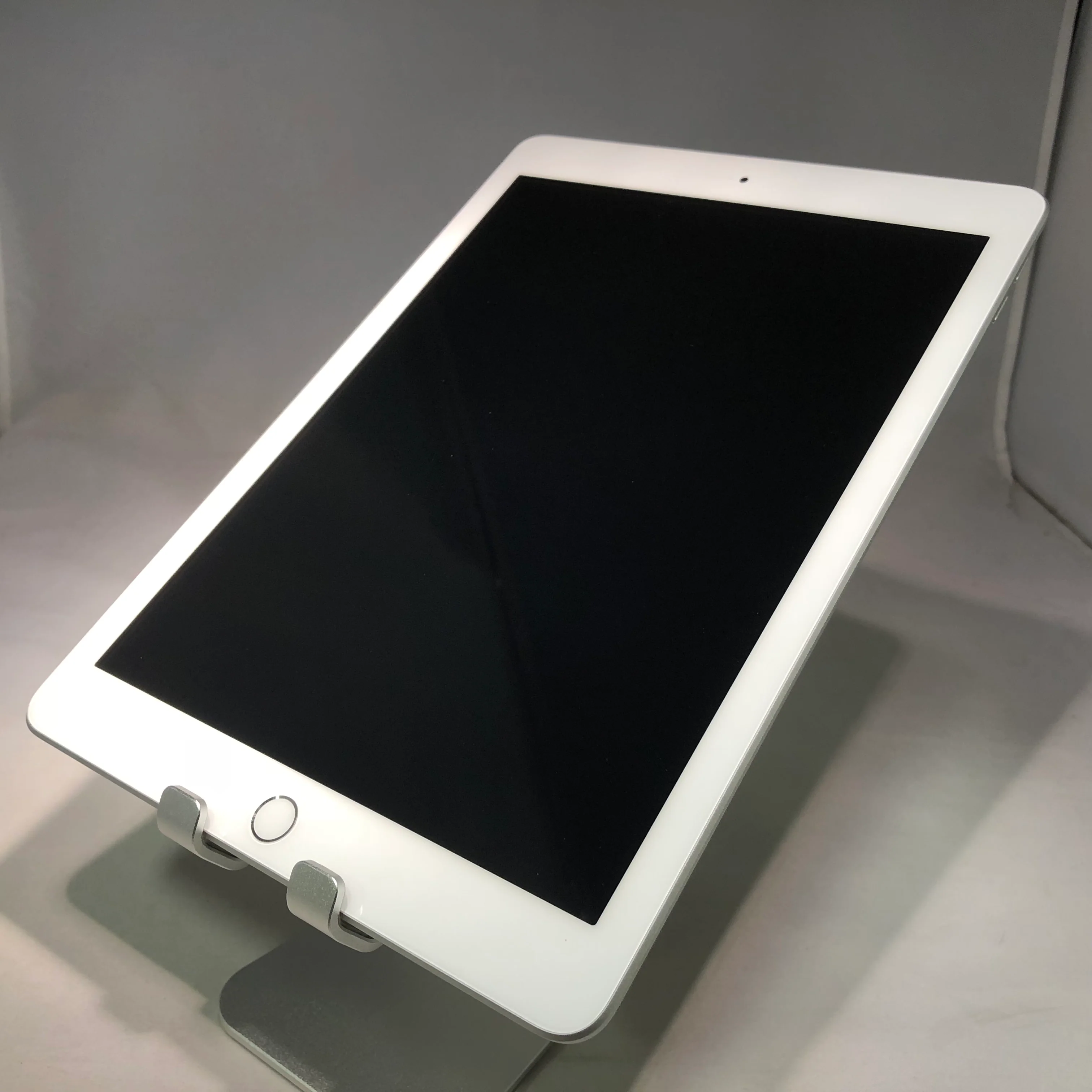 iPad 6 32GB Silver (GSM Unlocked) - Image 3