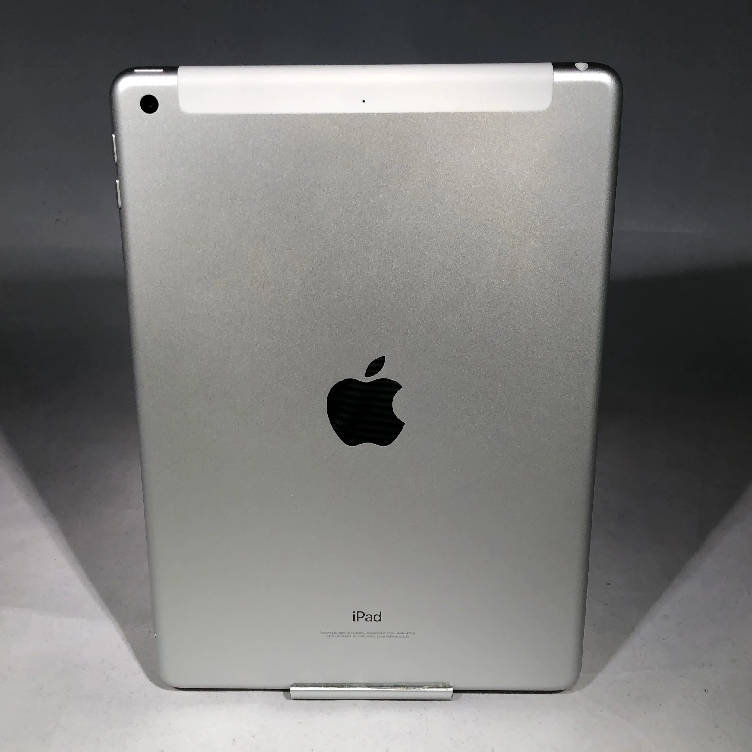 iPad 6 32GB Silver (GSM Unlocked) - Image 4