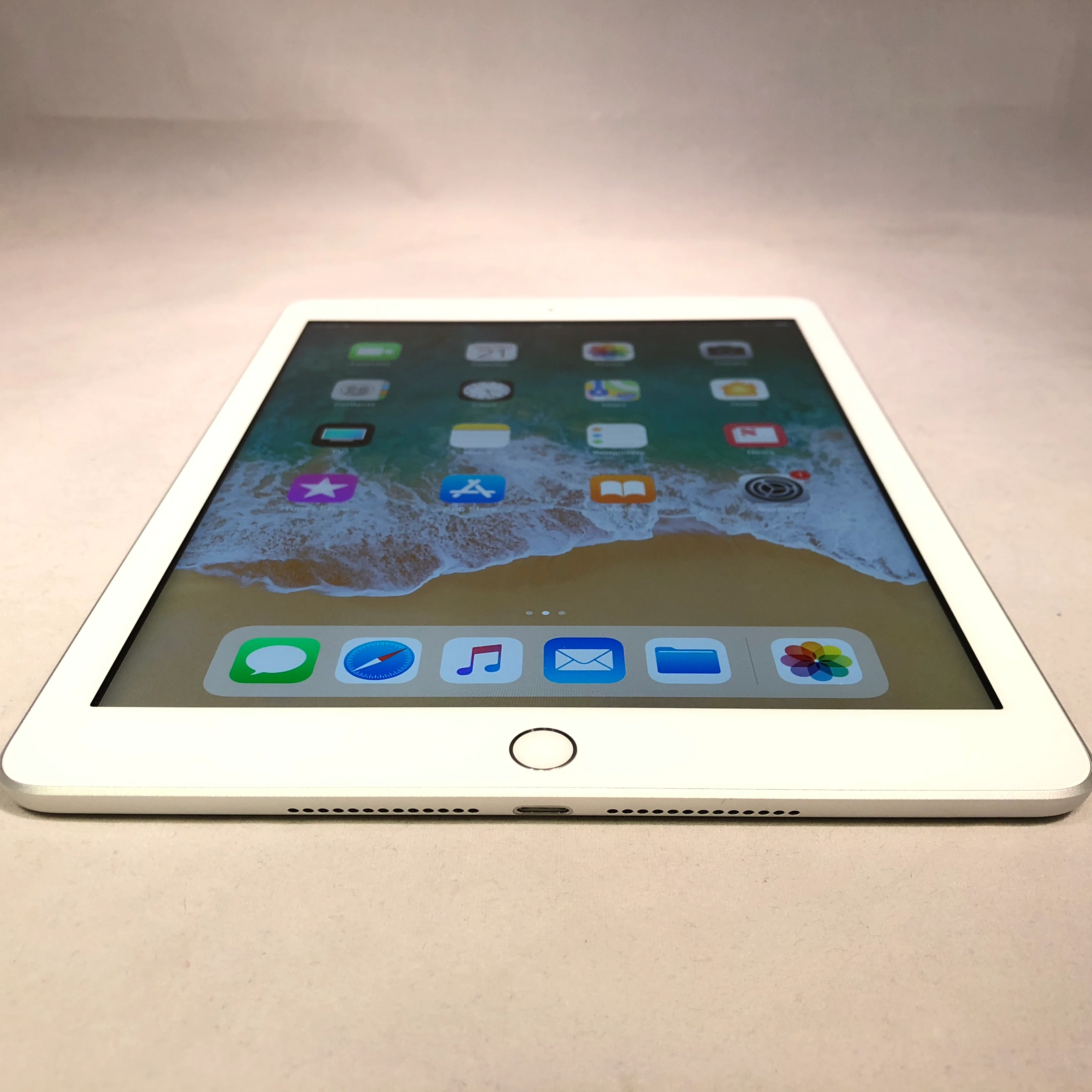 iPad 6 32GB Silver (GSM Unlocked) - Image 6